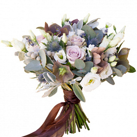 Букет из лизиантуса, роз и брунии