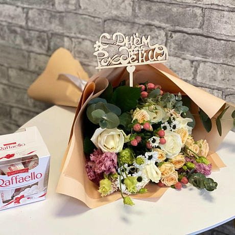 Букет Крем-брюле с рафаэлло и топпером - Фото 1