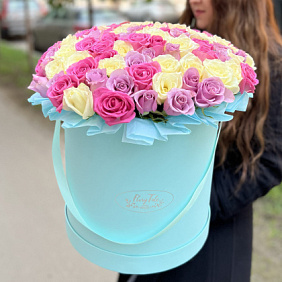 51 роза микс в большой голубой шляпной коробке №539