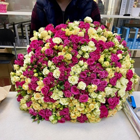 Букет из 101 кустовых роз