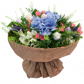 Букет из голубой гортензии и альстромерий