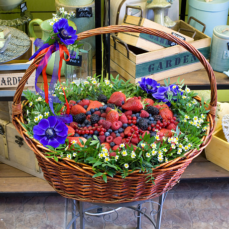 Корзина из цветов и ягод Ягодный сюрприз - Фото 1