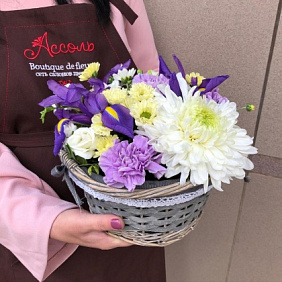 Корзинка с ирисами и хризантемой