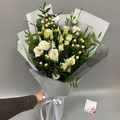 Микс из белых эустом и гиперикума №161 - Фото 1