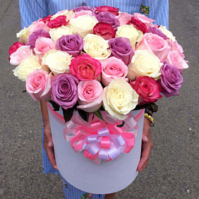 51 роза микс в большой белой шляпной коробке №546