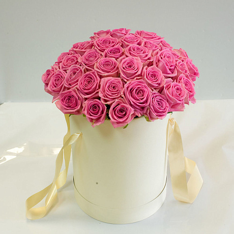 51 розовая роза Джумелия в большой белой шляпной коробке №693 - Фото 1