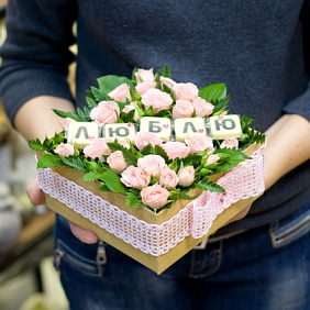 Коробка с цветами и шоколадом "Люблю"