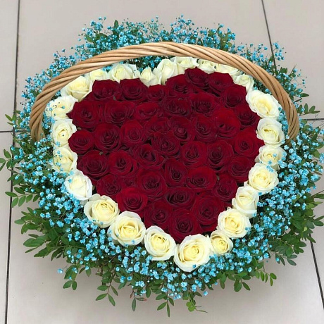 Корзина с розами в форме сердца - Фото 1