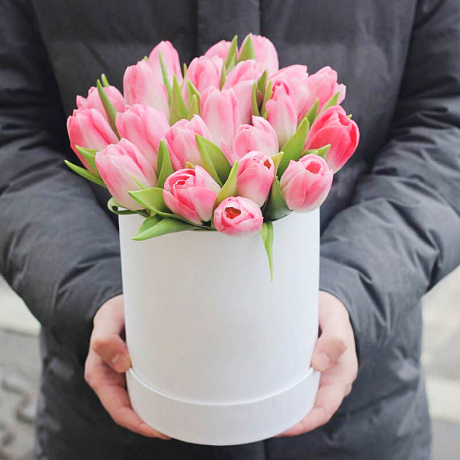 25 розовых тюльпанов в белой маленькой шляпной коробке №528 - Фото 1