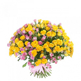 Букет из 15 кустовых роз с зеленью