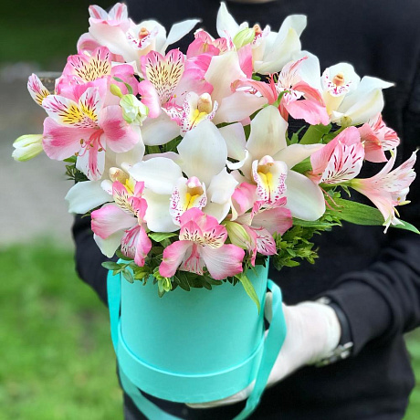Прекрасное сочетание Орхидеи с Альстромерией в шляпной коробке - Фото 1
