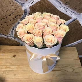 Шляпная коробочка с кремовыми розами