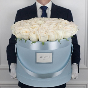 Ароматные эквадорские розы White O Hara в шляпной коробке Maxi