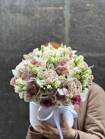 Композиция цветов "Винтаж" в белой шляпной коробке