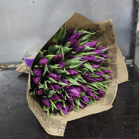 Фиолетовый тюльпан в крафте - Фото 1