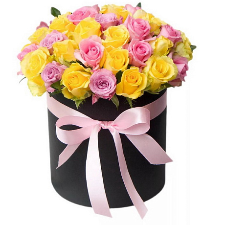 Букет из 35 разноцветных роз в средней шляпной коробке - Фото 1