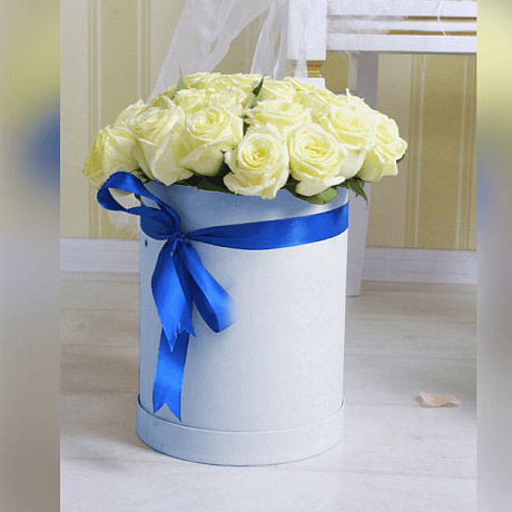 15 кремово-белых роз в маленькой голубой коробке - Фото 1
