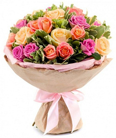 Букет из 27 разноцветных роз и питтоспорума