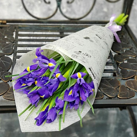 Букет из ирисов в декоративной упаковке