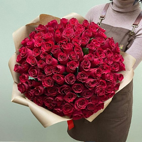101 красная роза в крафте