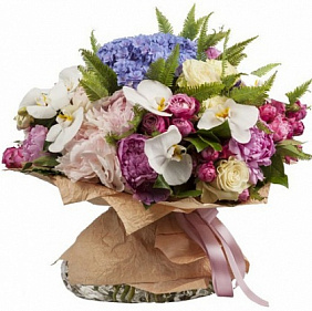 Букет из пионов, роз, гортензии и амбреллы