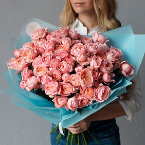 Букет 21 розовая кустовая пионовидная роза 40см.