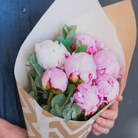 Букет из 7 розовых пионов в крафте №161 - Фото 1