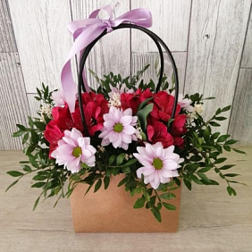 Корзина с хризантемой и альстромерией