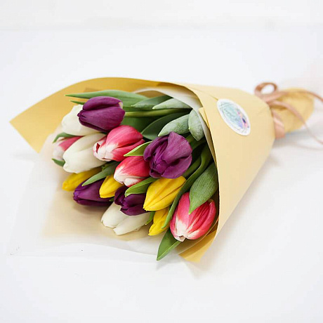 Букет из 15 разноцветных тюльпанов в крафте - Фото 1