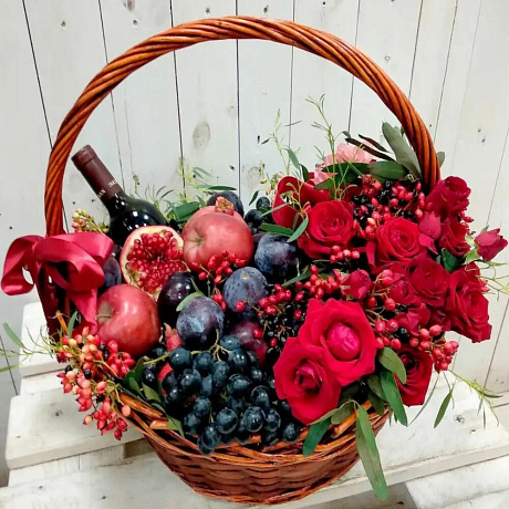 Корзинка фруктов и цветы  - Фото 1