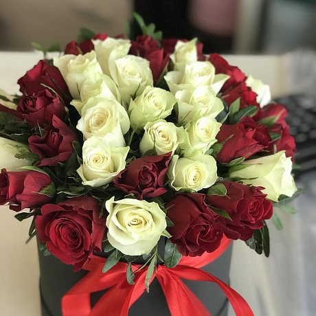 Букет из 51 розы Комплимент в коробке - Фото 1
