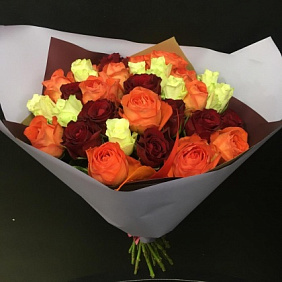 31 Роза в яркой упаковке