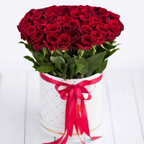 Цветы в коробке сорта Ред Наоми