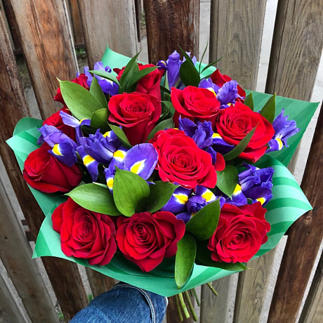 Букет из 11 красных роз и ирисов - Фото 1