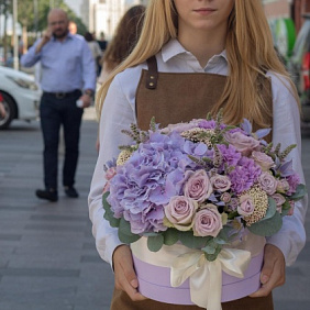 Фиолет в коробке с цветами