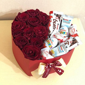 Розы в коробке с киндер шоколадом