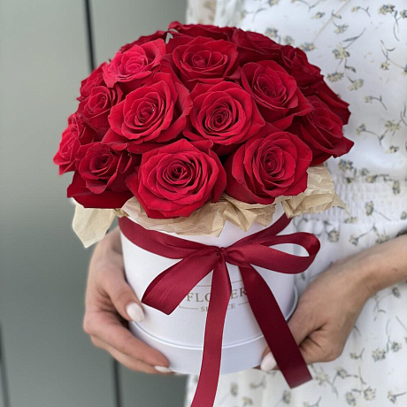 Коробка шляпная из 25 красных роз №2 - Фото 1