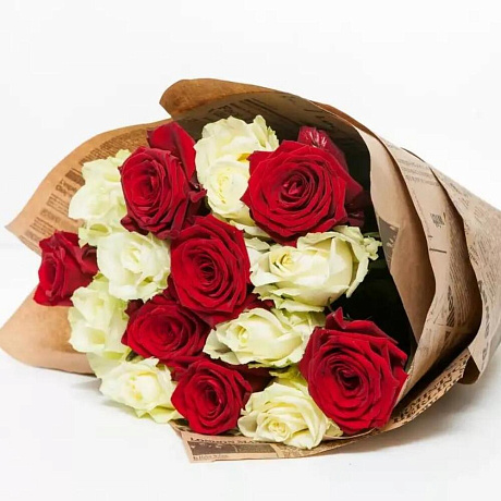 Букет из 15 красных и белых роз - Фото 1