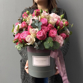 Пионовидные Розы в стильной шляпной коробочке