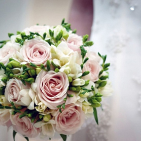 Букет невесты из нежно-розовых роз и фрезий