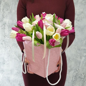 Бело-фиолетовые тюльпаны в коробочке с лентами