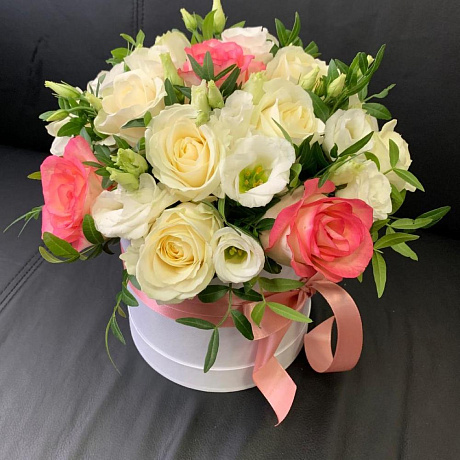 Микс из роз  и эустом в шляпной коробке - Фото 1