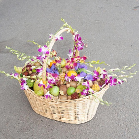 Корзина с экзотическими фруктами и орхидеями