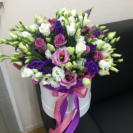 Шляпная Коробка с эустомами - Фото 1