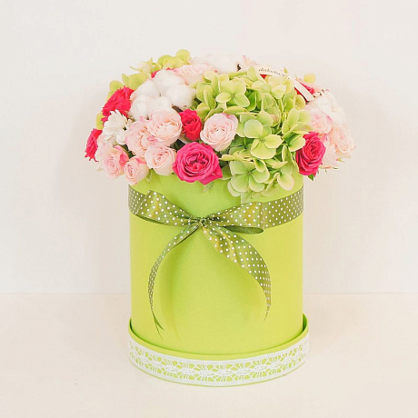 Шляпная коробочка с кустовой розой и гортензией - Фото 1