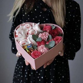 Композиция цветов в сердце «Стрела Амура», размер М