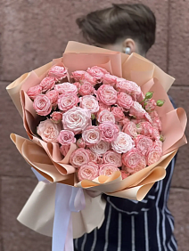 Букет из 19 кустовых розочек