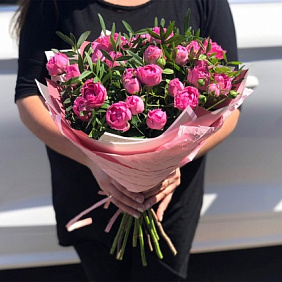 Букет 15 пионовидных кустовых роз микс с эвкалиптом