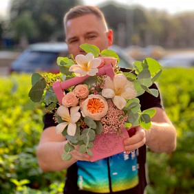 Композиция с пионовидной розой в деревянном ящичке