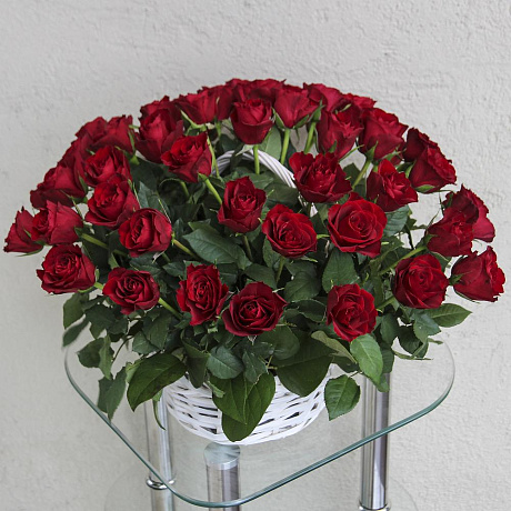 51 красная роза в корзине - Фото 1
